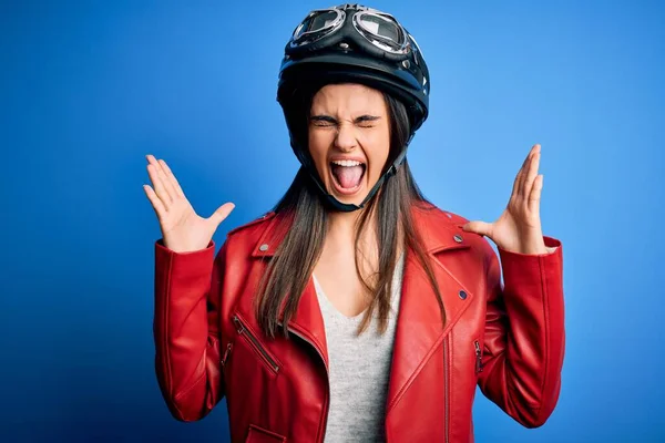 腕を上げ 興奮叫んで目を閉じて成功のために狂気と狂気を祝うオートバイのヘルメットとジャケットを身に着けている若い美しいブルネットのオートバイの女性 勝者のコンセプト — ストック写真