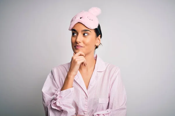 Jovem Bela Mulher Morena Vestindo Pijama Máscara Sono Sobre Fundo — Fotografia de Stock