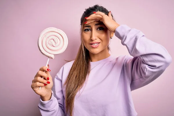 Ung Vacker Brunett Kvinna Äter Sött Godis Över Isolerade Rosa — Stockfoto