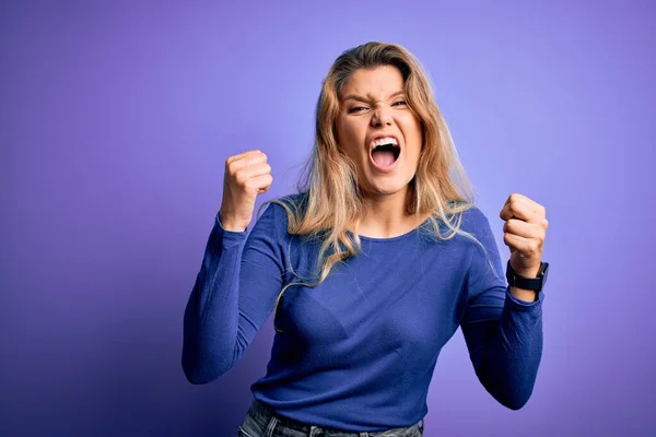 Jonge Mooie Blonde Vrouw Draagt Casual Shirt Geïsoleerde Paarse Achtergrond — Stockfoto