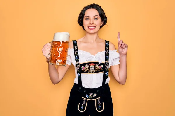 Mooie Duitse Vrouw Met Blauwe Ogen Traditionele Oktober Jurk Drinken — Stockfoto