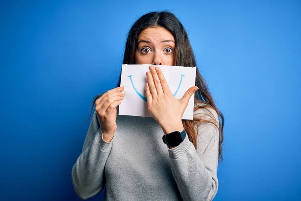 Młoda Piękna Brunetka Pozytywna Kobieta Trzyma Kartę Uśmiechem Emocji Ustach — Zdjęcie stockowe