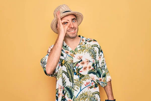 Joven Hombre Guapo Con Ojos Azules Vacaciones Con Camisa Florar —  Fotos de Stock