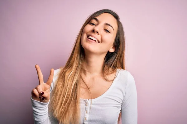 Jonge Mooie Blonde Vrouw Met Blauwe Ogen Dragen Witte Shirt — Stockfoto