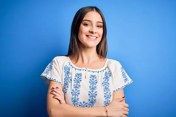 Junge Schöne Brünette Frau Lässigem Shirt Vor Blauem Hintergrund Glücklich — Stockfoto