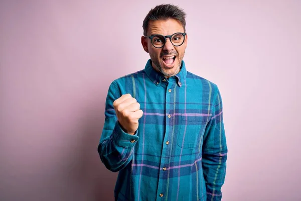 Homem Bonito Jovem Vestindo Camisa Casual Óculos Sobre Fundo Rosa — Fotografia de Stock