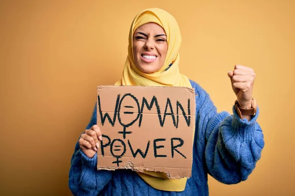 イスラム教のヒジャーブを身に着けている若い美しいアラブの女性は 女性のパワーメッセージとバナーを保持怒りとイライラ叫び 狂気と大声で手を上げ 怒りの概念 — ストック写真
