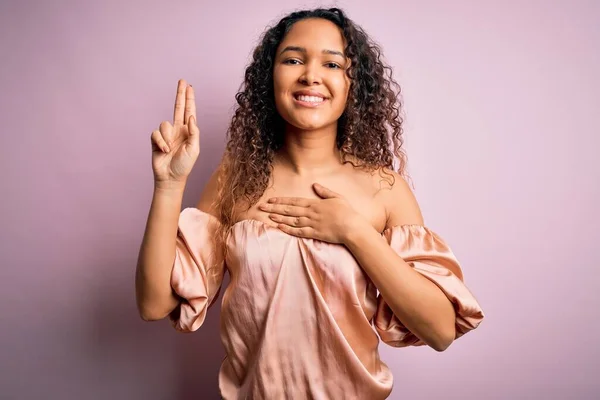 Giovane Bella Donna Con Capelli Ricci Indossa Casual Shirt Piedi — Foto Stock