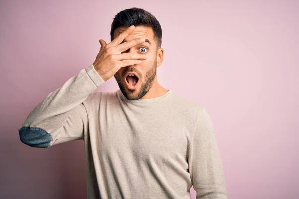 Joven Hombre Guapo Con Suéter Casual Pie Sobre Fondo Rosa —  Fotos de Stock