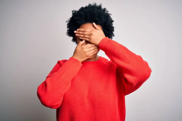 Jeune Belle Afro Afro Américaine Aux Cheveux Bouclés Portant Pull — Photo