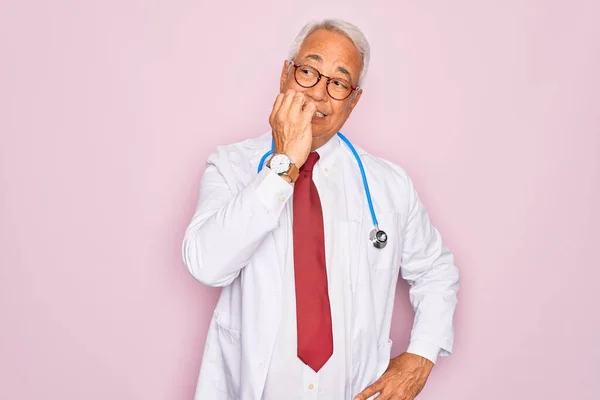 Steteskop Profesyonel Doktor Önlüğü Giyen Orta Yaşlı Kır Saçlı Doktor — Stok fotoğraf