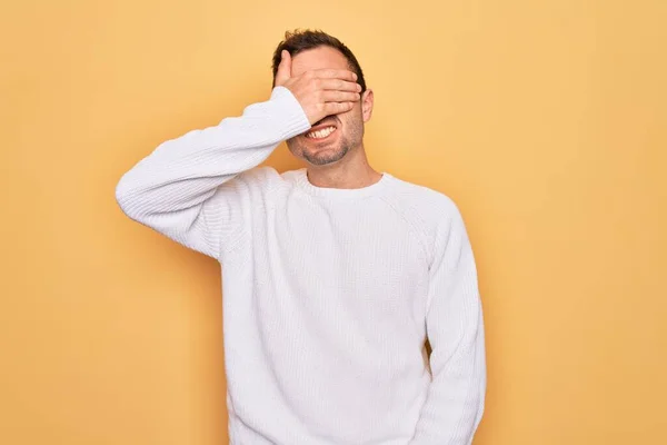 Jeune Homme Beau Avec Les Yeux Bleus Portant Pull Décontracté — Photo