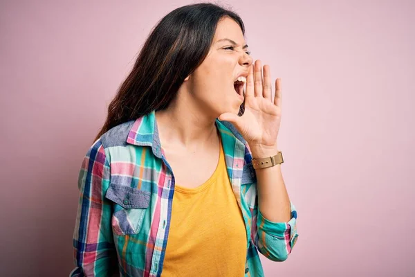 Mujer Morena Hermosa Joven Con Camisa Colorida Casual Pie Sobre — Foto de Stock