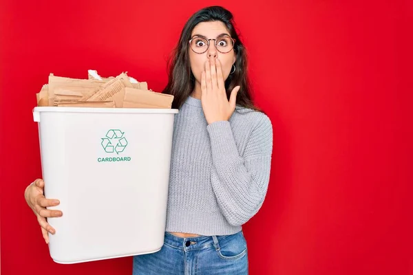 Jovem Bela Mulher Segurando Reciclagem Papelão Contêiner Reciclagem Para Eco — Fotografia de Stock