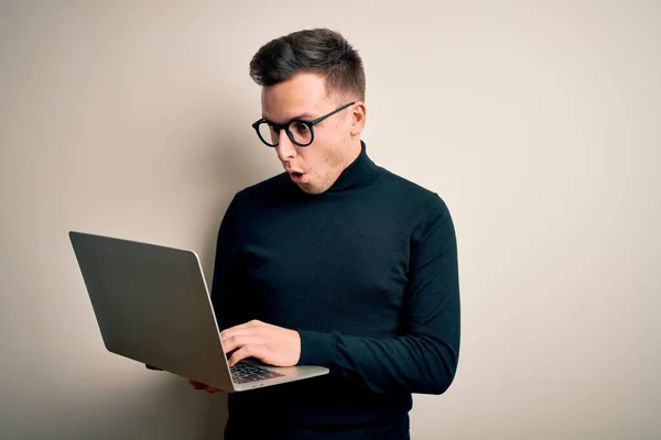 Joven Hombre Negocios Caucásico Guapo Usando Gafas Usando Computadora Portátil — Foto de Stock