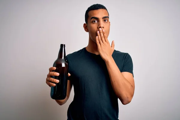 Giovane Bell Uomo Afroamericano Che Beve Bottiglia Birra Sfondo Bianco — Foto Stock