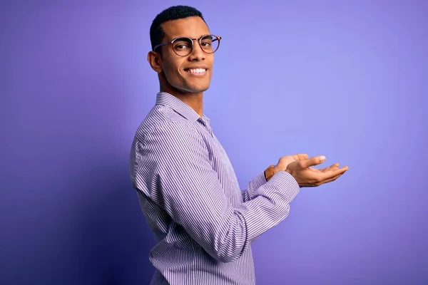 Hombre Afroamericano Guapo Vistiendo Camisa Rayas Gafas Sobre Fondo Púrpura —  Fotos de Stock