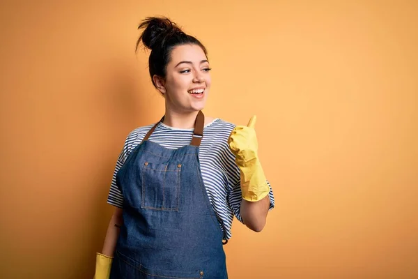 Junge Brünette Putzfrau Mit Haushaltshandschuhen Über Gelbem Hintergrund Lächelt Mit — Stockfoto