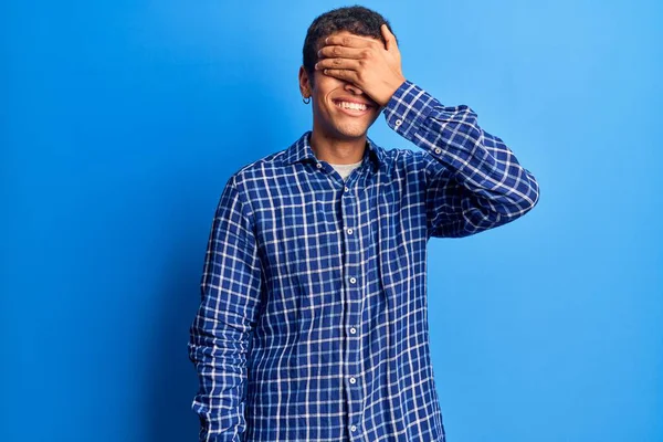 Mladý Afroameričan Oblečený Neformálního Oblečení Usmívá Směje Rukama Zakrytýma Očima — Stock fotografie