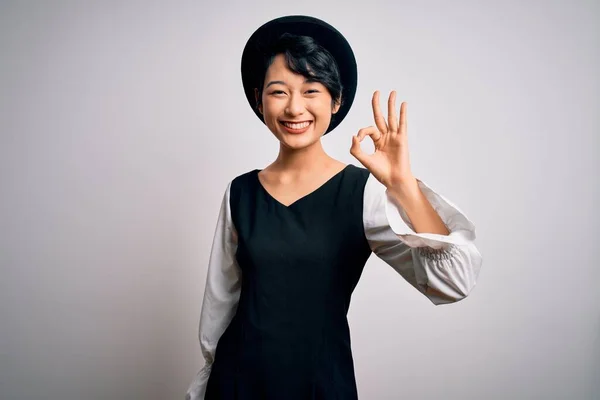 Mladá Krásná Asijská Dívka Sobě Ležérní Šaty Klobouk Stojící Nad — Stock fotografie