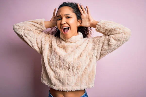 Jovem Mulher Bonita Com Cabelo Encaracolado Vestindo Camisola Casual Sobre — Fotografia de Stock