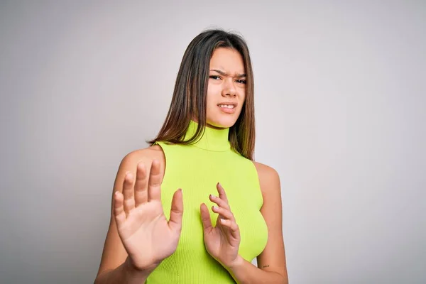 Jong Mooi Brunette Meisje Dragen Casual Zomer Shirt Geïsoleerde Witte — Stockfoto