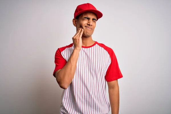 Ung Kjekk Amerikansk Idrettsmann Med Stripete Baseballtrøye Caps Som Berører – stockfoto