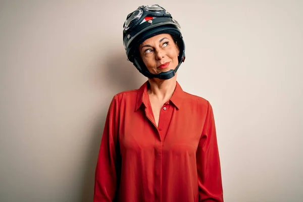 Mulher Motociclista Meia Idade Usando Capacete Motocicleta Sobre Fundo Branco — Fotografia de Stock