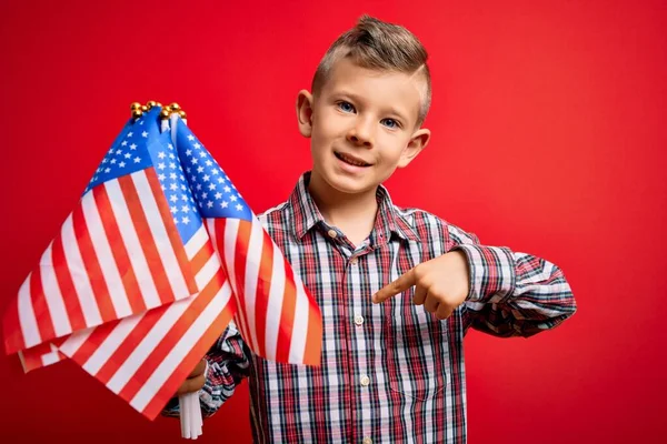 Маленький Американо Патріотичний Хлопчина Який Тримає Прапор Сша Над Червоним — стокове фото
