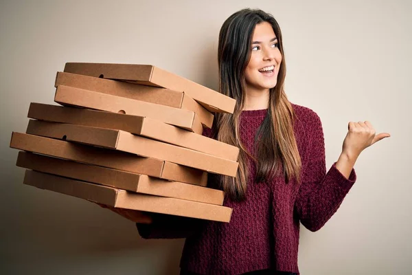 Menina Bonita Jovem Segurando Entrega Italiano Pizza Caixas Sobre Fundo — Fotografia de Stock