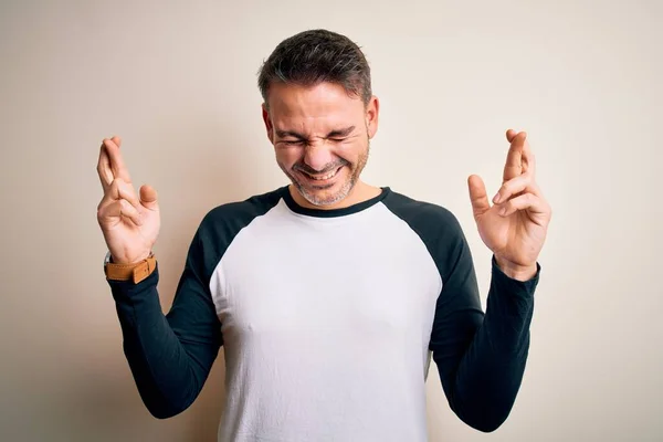 Junger Gutaussehender Mann Lässigem Shirt Der Vor Isoliertem Weißem Hintergrund — Stockfoto