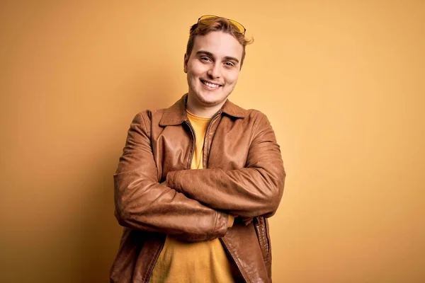 Homem Ruivo Bonito Jovem Vestindo Jaqueta Couro Casual Sobre Fundo — Fotografia de Stock