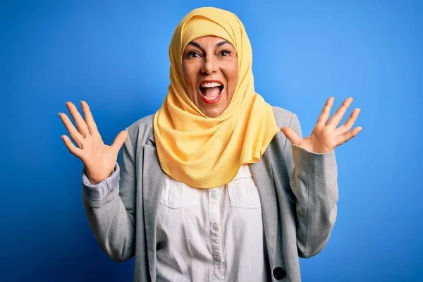 Μεσήλικας Μελαχρινή Επιχειρηματίας Φορώντας Muslim Παραδοσιακή Μαντίλα Πάνω Από Μπλε — Φωτογραφία Αρχείου