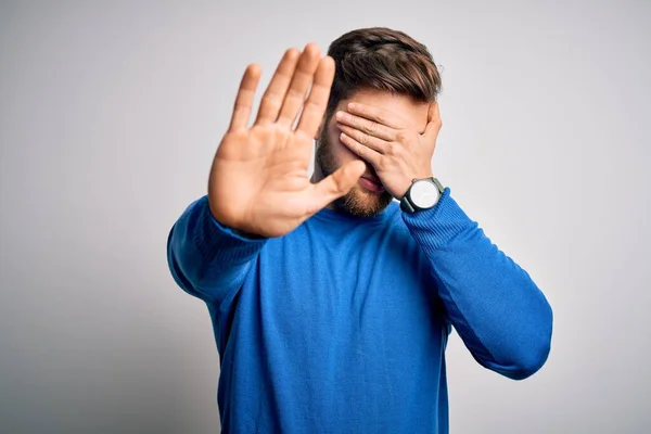 Joven Hombre Rubio Guapo Con Barba Ojos Azules Usando Suéter —  Fotos de Stock