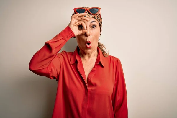 Middelbare Leeftijd Brunette Vrouw Dragen Zakdoek Hoofd Shirt Witte Achtergrond — Stockfoto