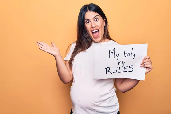 Jong Mooi Brunette Zwanger Vrouw Houden Banner Met Mijn Lichaam — Stockfoto