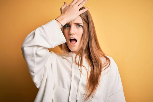 Jovem Mulher Bonita Ruiva Desportiva Vestindo Camisola Sobre Fundo Amarelo — Fotografia de Stock