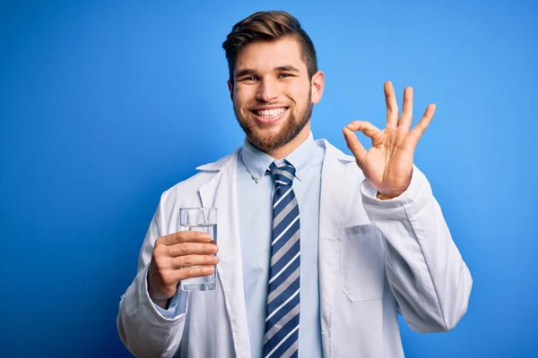 Joven Doctor Rubio Con Barba Ojos Azules Usando Abrigo Corbata — Foto de Stock