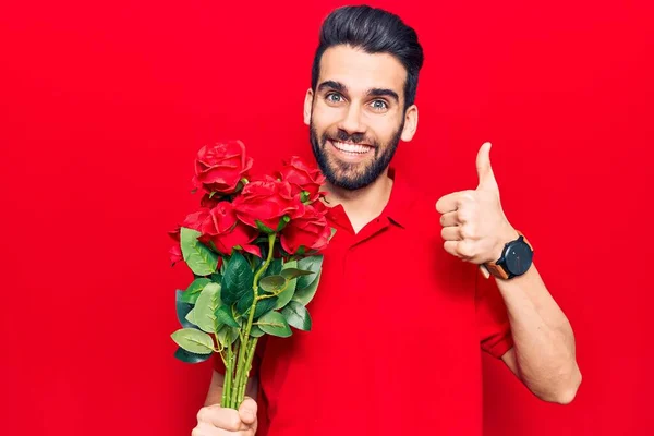 Молодий Красивий Чоловік Бородою Тримає Букет Троянд Усміхнений Щасливий Позитивний — стокове фото