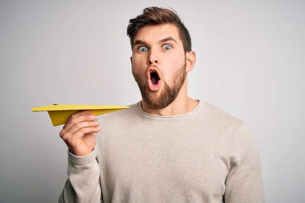 Joven Hombre Rubio Con Barba Ojos Azules Sosteniendo Papel Plano —  Fotos de Stock