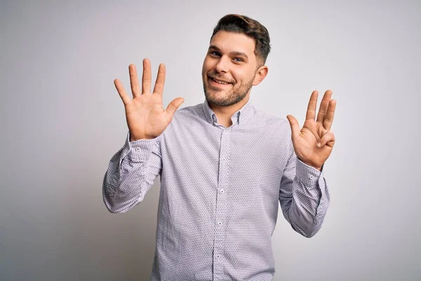 Jeune Homme Affaires Avec Les Yeux Bleus Debout Sur Fond — Photo