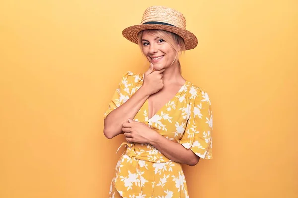 Vacker Blond Kvinna Semester Bär Sommar Hatt Och Klänning Över — Stockfoto