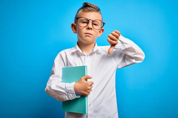 Junge Kleine Kaukasische Studentenkind Mit Intelligenter Brille Und Einem Buch — Stockfoto