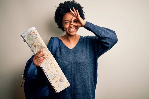 Молода Афро Американська Туристка Кучерявим Волоссям Рюкзаку Використанням Міської Карти — стокове фото