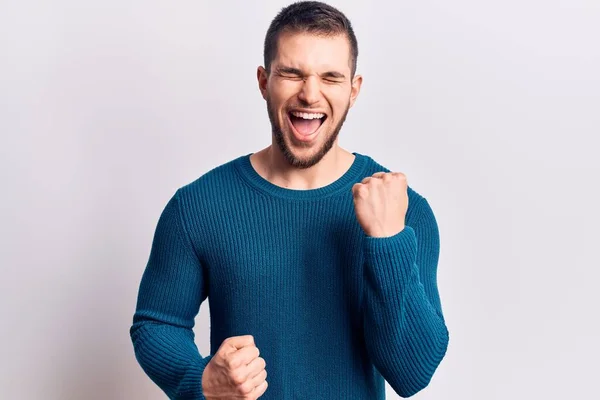 Jovem Homem Bonito Vestindo Camisola Casual Comemorando Surpreso Surpreso Com — Fotografia de Stock