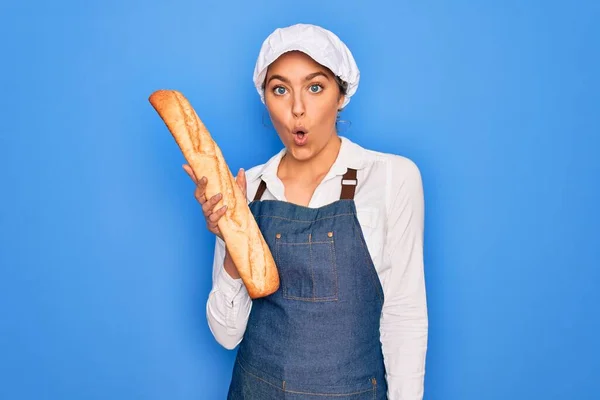 Junge Schöne Blonde Bäckerin Mit Blauen Augen Die Einen Laib — Stockfoto