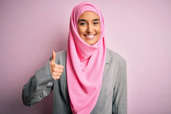 Mladá Krásná Brunetka Podnikatelka Růžové Muslimské Hidžáb Obchodní Bunda Dělá — Stock fotografie