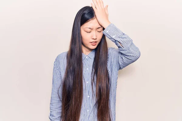 Jovem Mulher Chinesa Bonita Vestindo Camisa Listrada Casual Surpreso Com — Fotografia de Stock