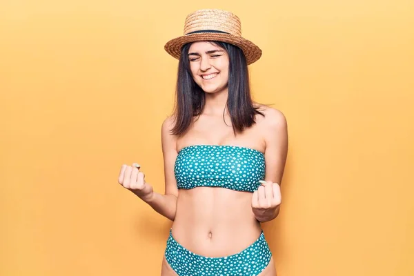Joven Hermosa Con Bikini Sombrero Verano Muy Feliz Emocionado Haciendo — Foto de Stock