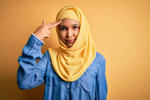 Ung Vacker Kvinna Med Lockigt Hår Bär Arabiska Traditionella Hijab — Stockfoto
